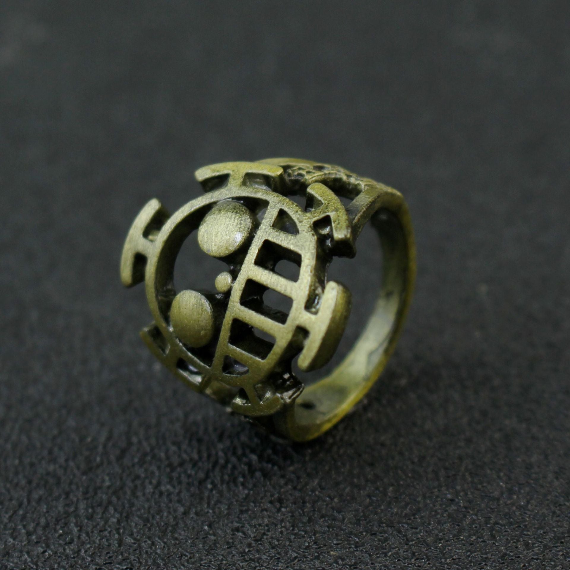 Trendy Trafalgar Logo Ring