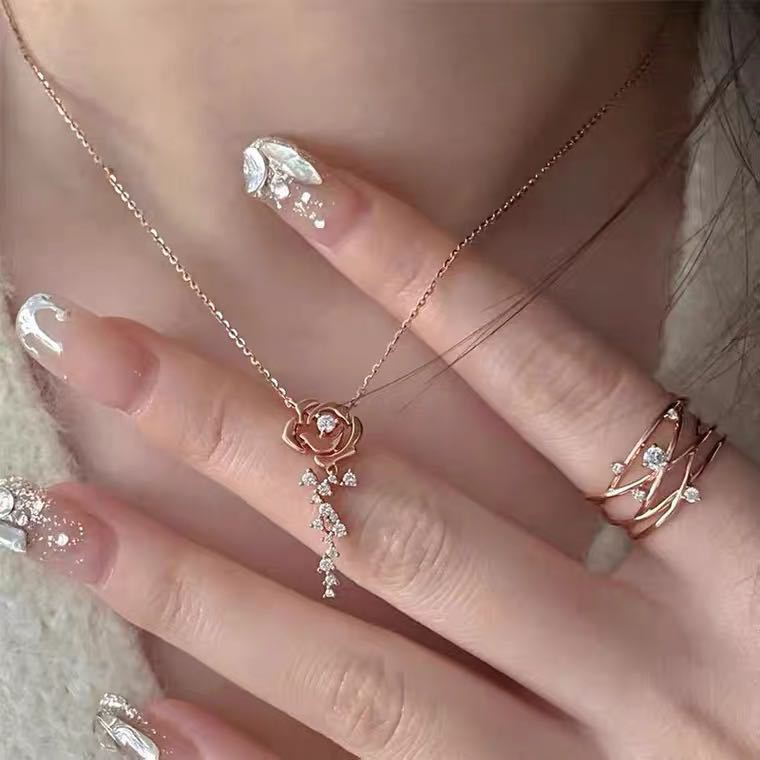 Luxury Rose Pendant Necklace