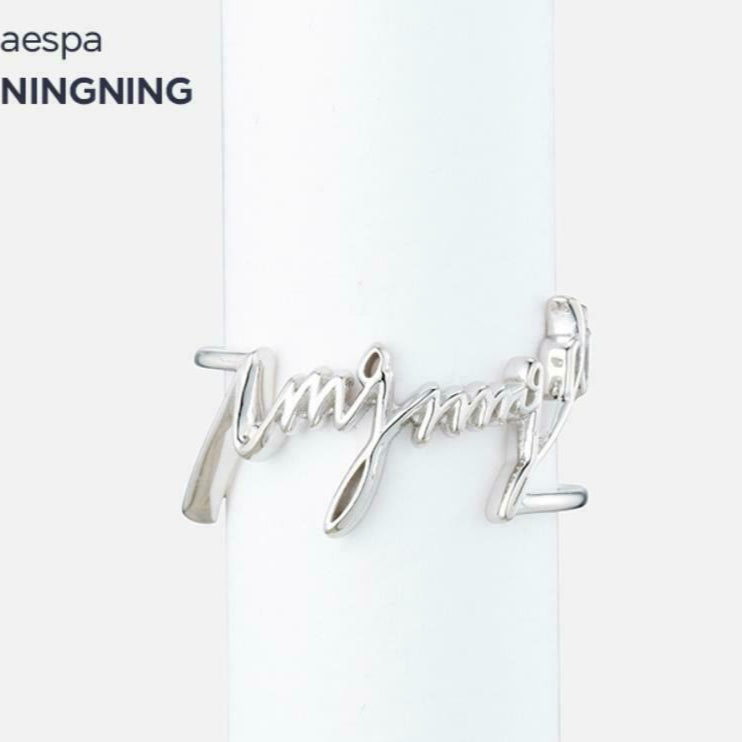 æ Signature Ring