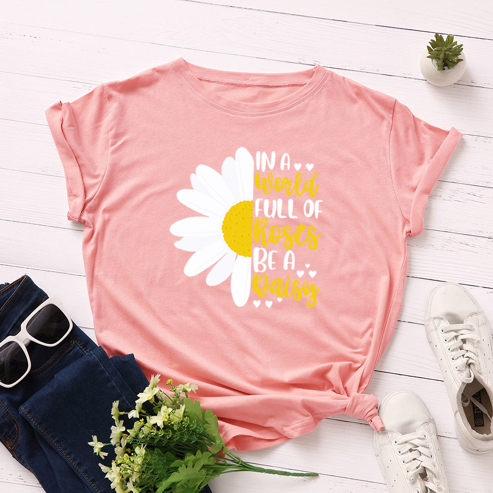 Women's Letter In A World Full of Roses Be A Daisy Graphic T-shirt