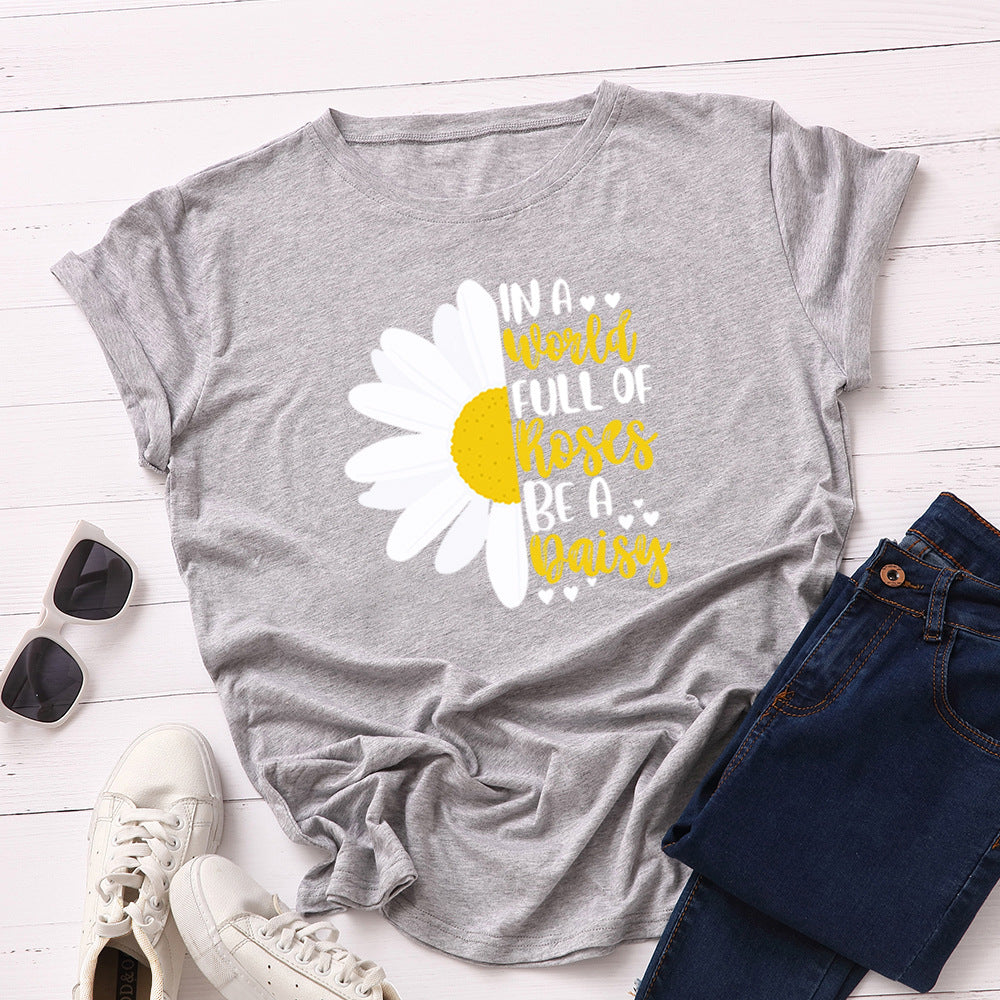 Women's Letter In A World Full of Roses Be A Daisy Graphic T-shirt